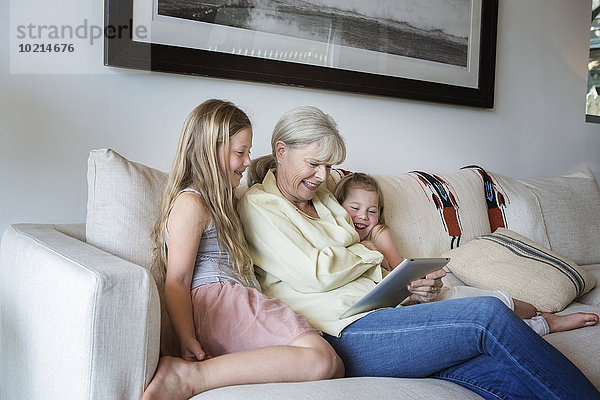 benutzen Europäer Couch Enkeltochter Großmutter Tablet PC