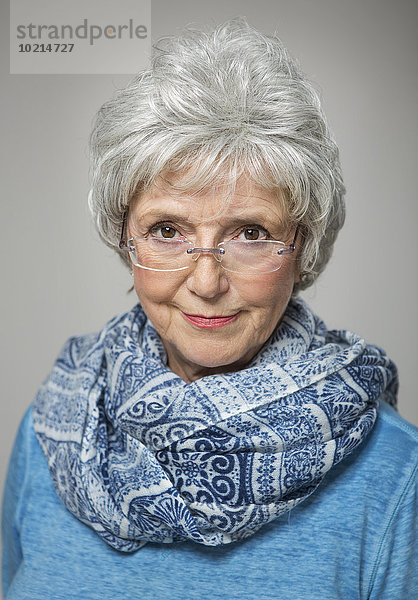 Europäer Frau Brille über beobachten alt
