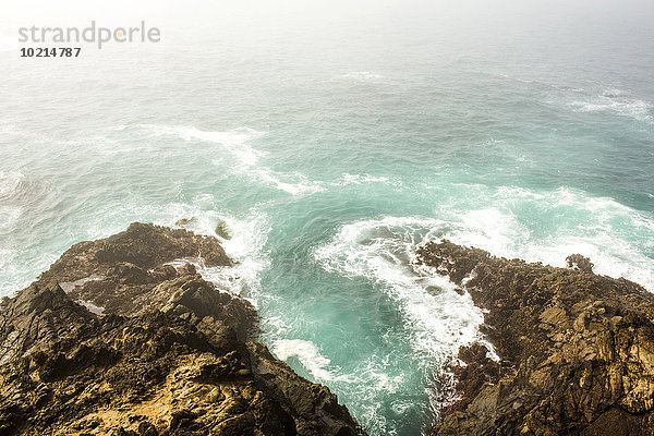 hoch oben Ozean Steilküste Ansicht Flachwinkelansicht Winkel Wellen brechen