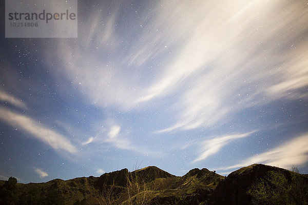 niedrig Wolke Himmel unterhalb Berggipfel Gipfel Spitze Spitzen Ansicht Flachwinkelansicht Winkel