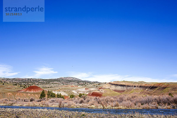 nahe Vereinigte Staaten von Amerika USA Himmel Landschaft Hügel unterhalb Wüste blau Bach Oregon Painted Hills