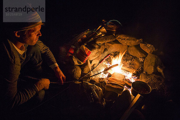 Lagerfeuer Europäer Mann Lebensmittel über rösten