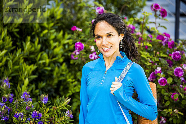Frau tragen Hispanier Garten Yoga Matte