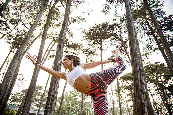 Frau Hispanier Wald üben Yoga