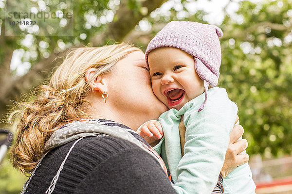 Außenaufnahme Europäer küssen Tochter Mutter - Mensch Baby freie Natur