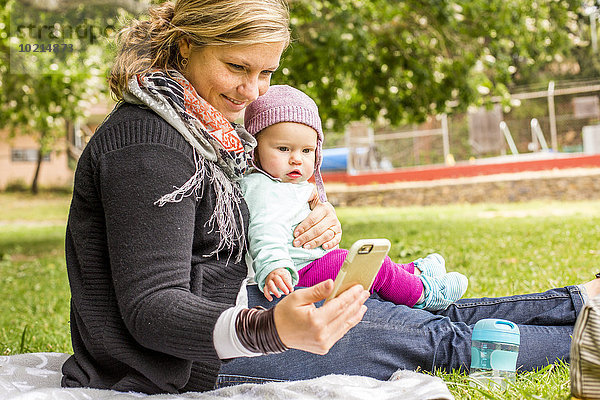 Handy benutzen Europäer Tochter Mutter - Mensch Baby