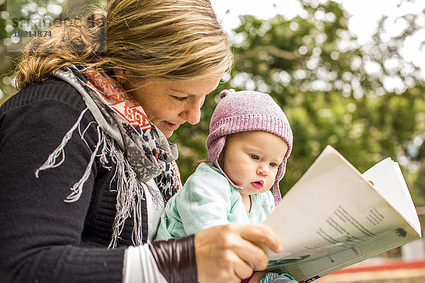 Europäer Tochter Mutter - Mensch Baby vorlesen
