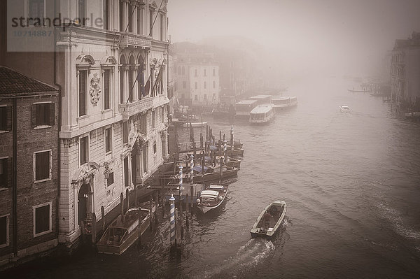hoch oben Städtisches Motiv Städtische Motive Straßenszene Boot Ansicht Flachwinkelansicht Venetien Winkel Italien Venedig