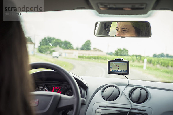 Allgemeinarzt Europäer Frau Auto fahren Navigation GPS