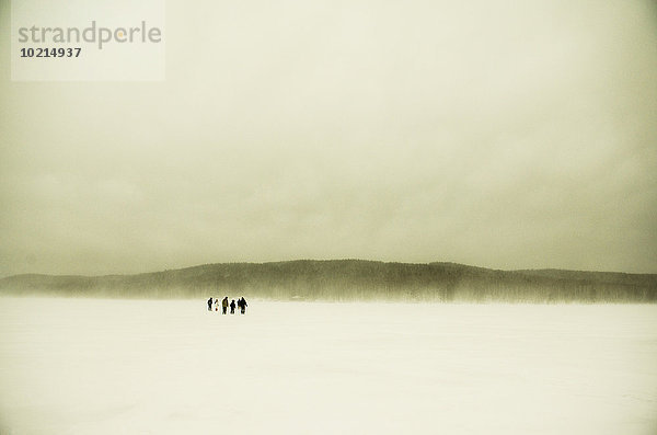 Europäer gehen Schnee Feld wandern