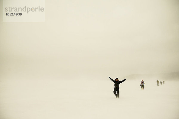 Europäer gehen Schnee Feld wandern