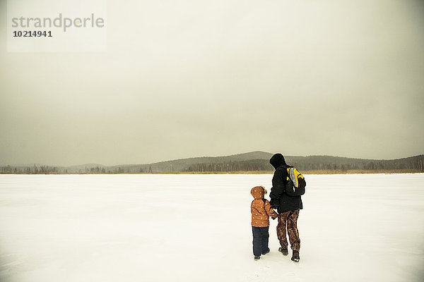 Europäer gehen Menschlicher Vater Sohn Schnee Feld