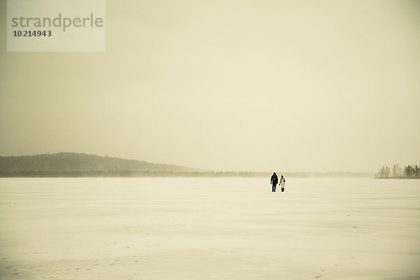 Europäer gehen Schnee Feld wandern