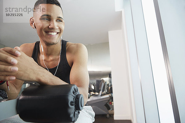 Fitness-Studio Mann lächeln üben Maschine schwarz