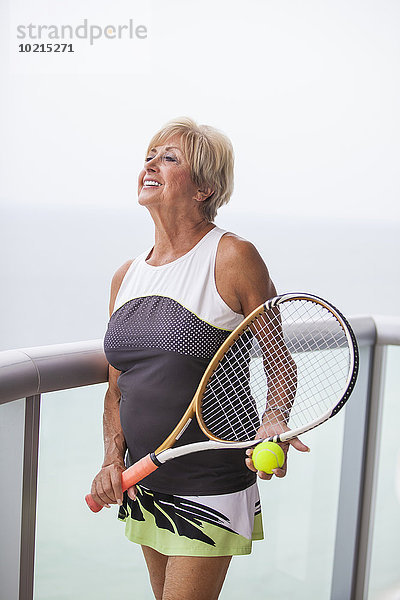 Europäer Frau halten Balkon Treffer treffen alt Tennis