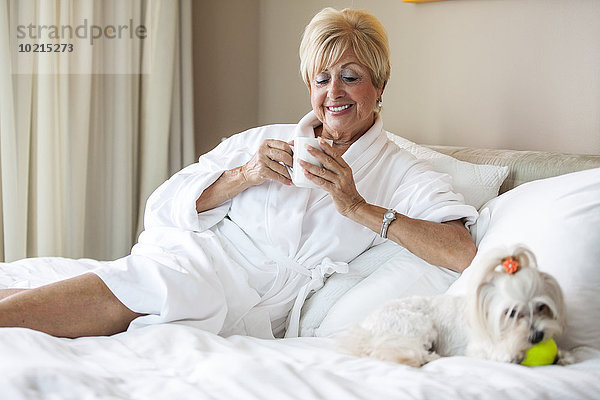 Europäer Frau Entspannung Bett Hund alt