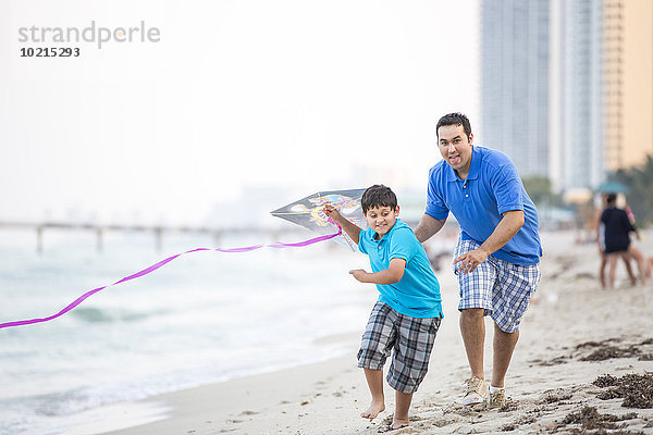 fliegen fliegt fliegend Flug Flüge Strand Menschlicher Vater Sohn Hispanier