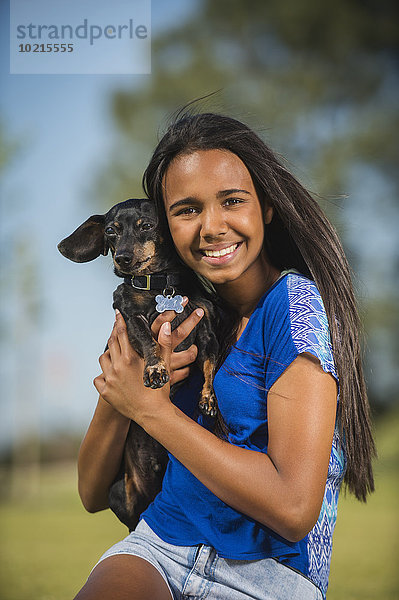 Außenaufnahme umarmen Hund mischen Mädchen Mixed freie Natur