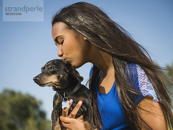 Außenaufnahme küssen Hund mischen Mädchen Mixed freie Natur