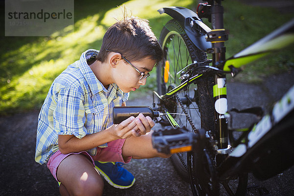 Junge - Person Garten mischen Fahrrad Rad Hinterhof Mixed