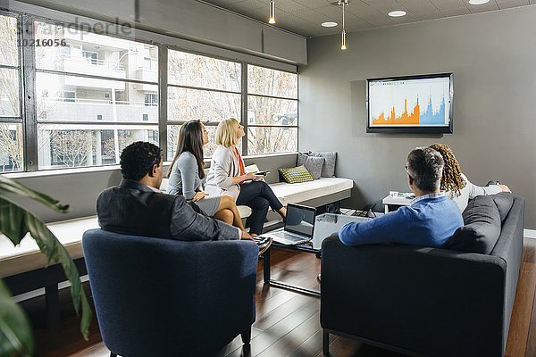 zeigen Mensch sehen Büro Menschen Business