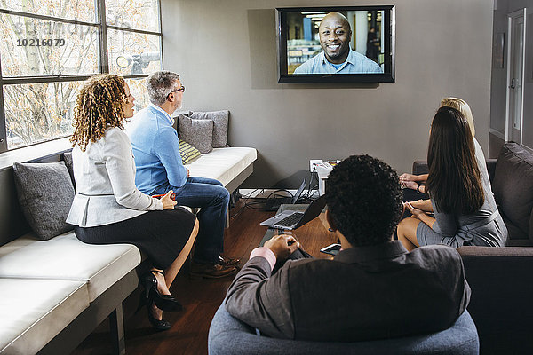Mensch sehen Büro Menschen Geschäftsbesprechung Besuch Treffen trifft Videokonferenz Business
