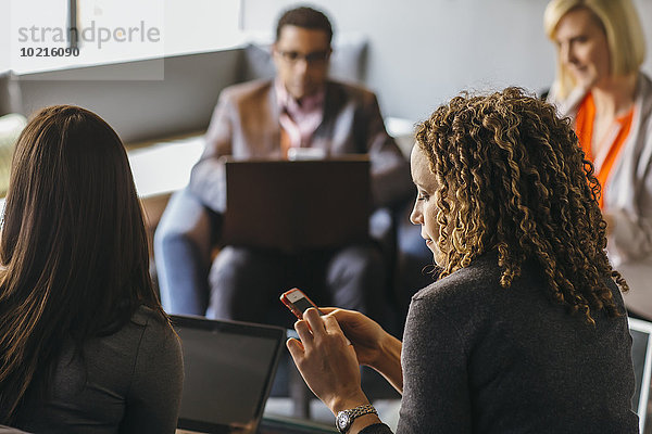 Handy benutzen Geschäftsfrau Büro Besuch Treffen trifft