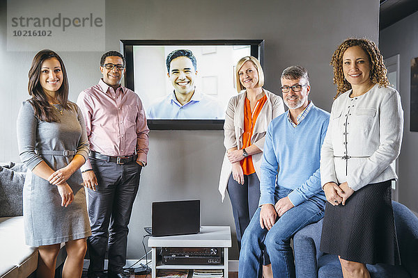 Mensch Büro Menschen lächeln Geschäftsbesprechung Besuch Treffen trifft Videokonferenz Business