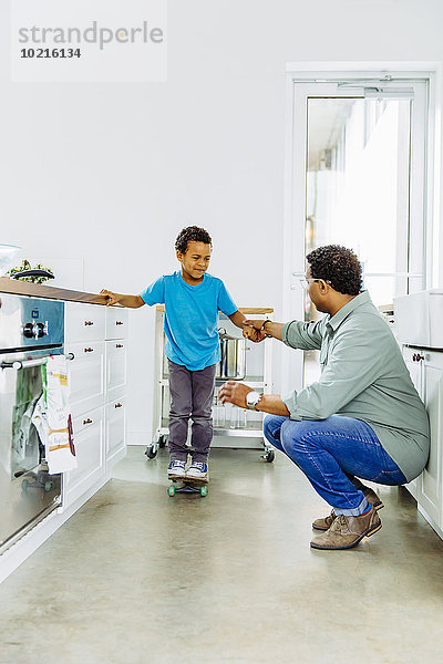 balancieren Menschlicher Vater Sohn Hilfe Küche Skateboard