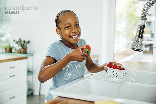 Küche schwarz Erdbeere essen essend isst Mädchen