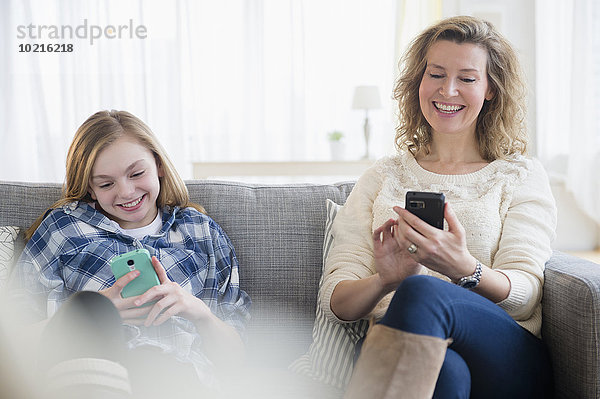 Handy benutzen Europäer Couch Tochter Mutter - Mensch