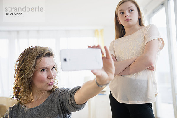Handy Europäer nehmen Verlegenheit Mädchen Mutter - Mensch