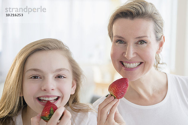 Europäer Erdbeere Tochter essen essend isst Mutter - Mensch