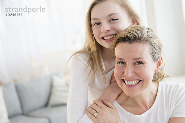 Europäer lächeln Zimmer Tochter Wohnzimmer Mutter - Mensch