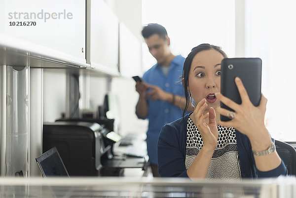 benutzen Geschäftsfrau Überraschung Büro Tablet PC