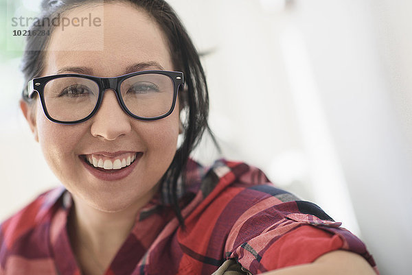 Frau Brille lächeln mischen Kleidung Mixed