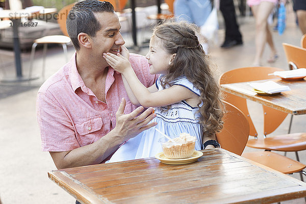 Menschlicher Vater Weg Hispanier Cafe Tochter essen essend isst