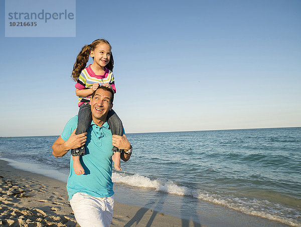 tragen Strand Menschlicher Vater Hispanier Menschliche Schulter Schultern Tochter