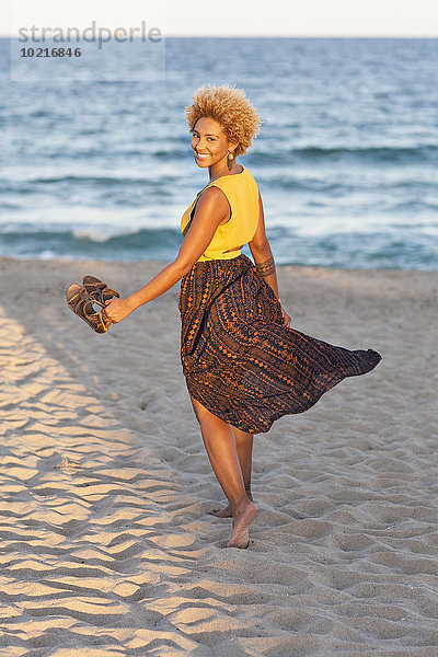 Frau tragen Strand schwarz Sandale