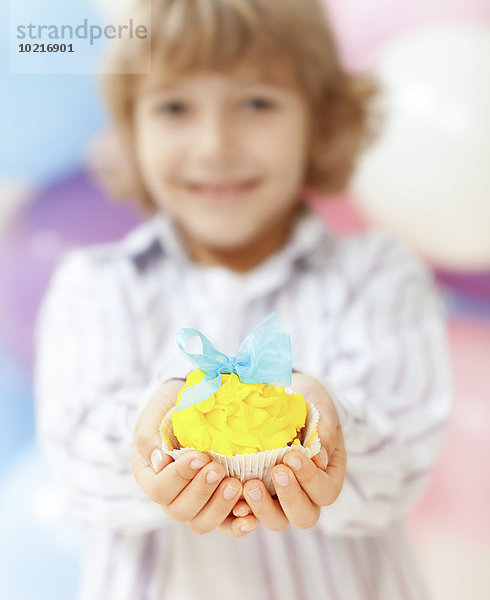Junge - Person halten Close-up Dekoration cupcake