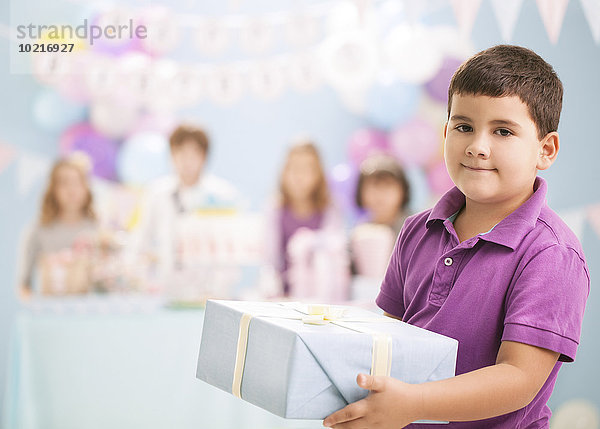 Geschenk Junge - Person Party halten Verpackung Geburtstag umwickelt