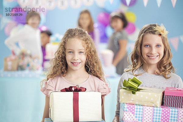 Geschenk Party halten Verpackung Geburtstag Mädchen umwickelt