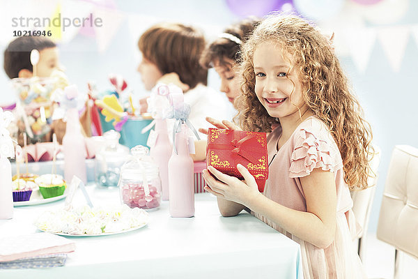 Geschenk Party halten Verpackung Geburtstag Mädchen umwickelt