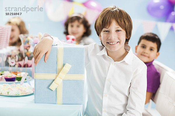 Geschenk lächeln Junge - Person Party Verpackung Geburtstag umwickelt