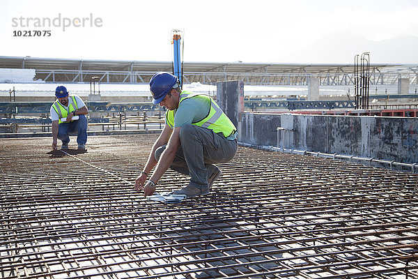 bauen arbeiten arrangieren Betonrippenstahl