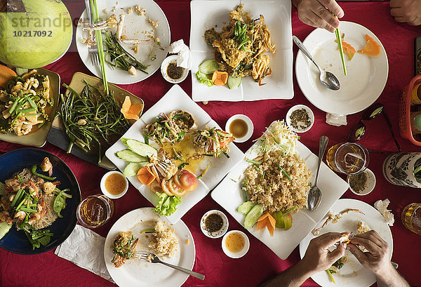 über Salat Speisefisch und Meeresfrucht Essgeschirr Ansicht Tisch