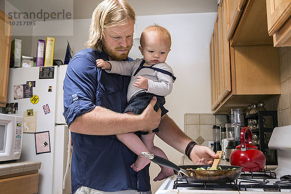 kochen Europäer Menschlicher Vater Sohn halten