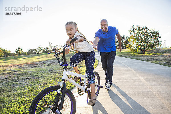 unterrichten Menschlicher Vater fahren Fahrrad Rad Tochter mitfahren