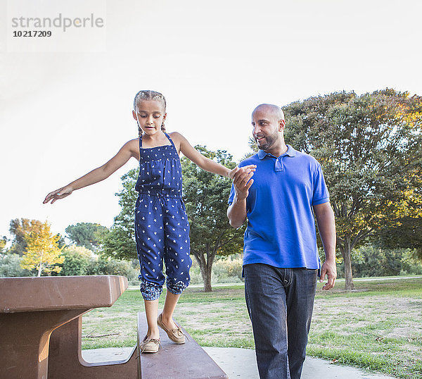 Menschlicher Vater Picknick Tochter Tisch spielen