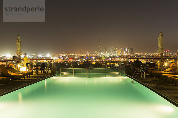 Stadtansicht Stadtansichten Vereinigte Arabische Emirate VAE Nacht über Schwimmbad